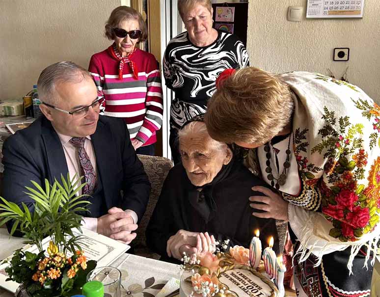 100 godini baba Vangelia