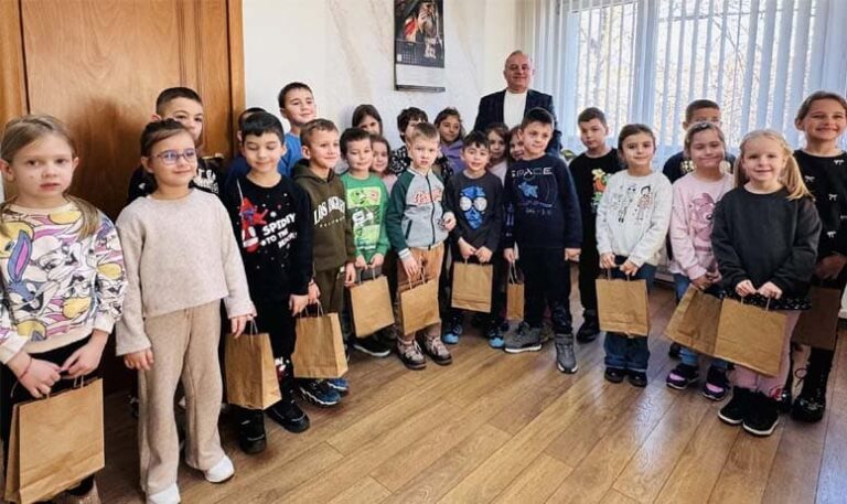 Деца от ДГ „Първи юни“ гостуваха в община Сандански