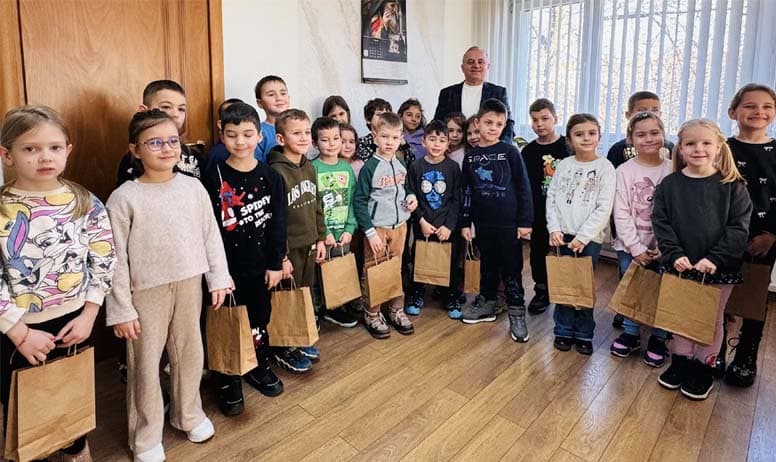 Деца от ДГ „Първи юни“ гостуваха в община Сандански