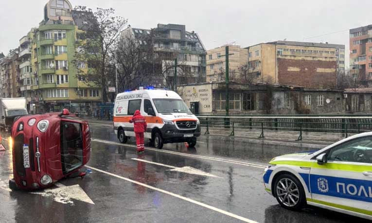 Fiat се преобърна странично на ул. „Джеймс Баучер“