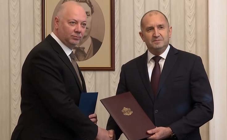 Румен Радев връчи първия мандат