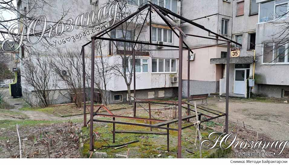 Разруха, опасност и безхаберие край две училища и блок №35 в ж.к. „Ален мак“