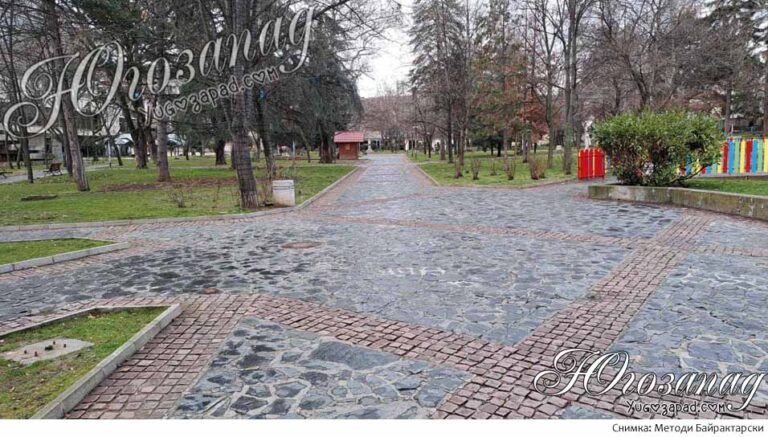 Къде изчезнаха пейките от Градската градина в Благоевград?