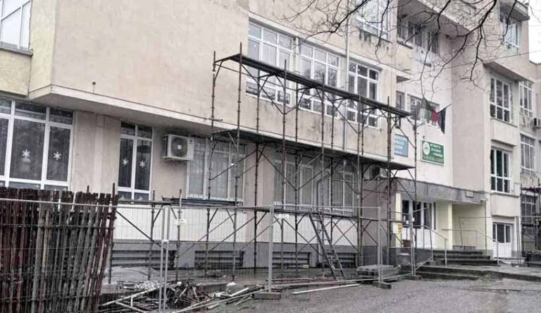 Започна мащабен ремонт на две училища в Сандански