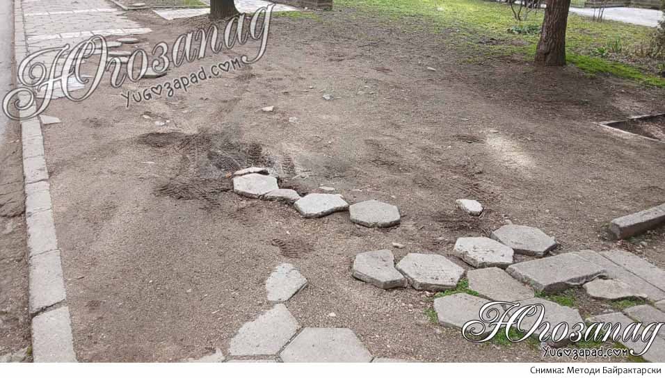 Разбита тротоарна настилка в центъра на Благоевград крие сериозна опасност за пешеходците