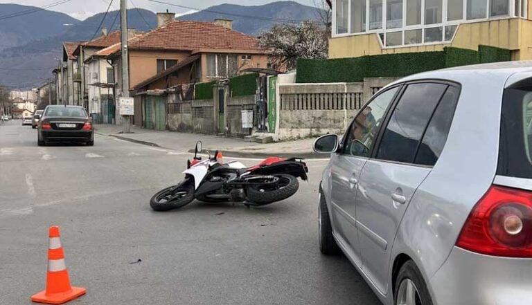 Шофьор не спря на СТОП и помете моторист в Дупница