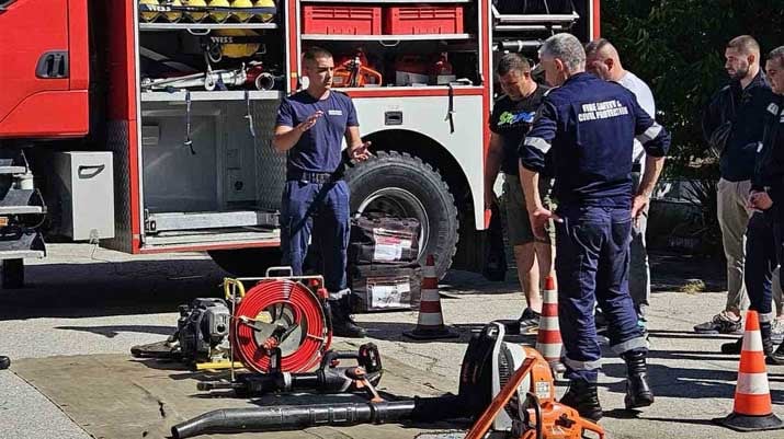 Огнеборци от Дупница обучават доброволци за действия при горски пожари