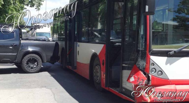 Катастрофа между пикап и автобус