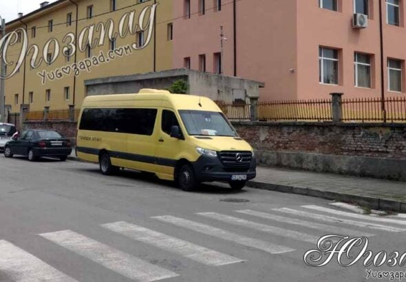 На вниманието на МОН и МВР Дупница: училищен автобус паркиран в нарушение