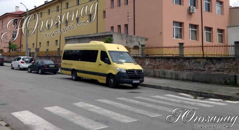 На вниманието на МОН и МВР Дупница: училищен автобус паркиран в нарушение