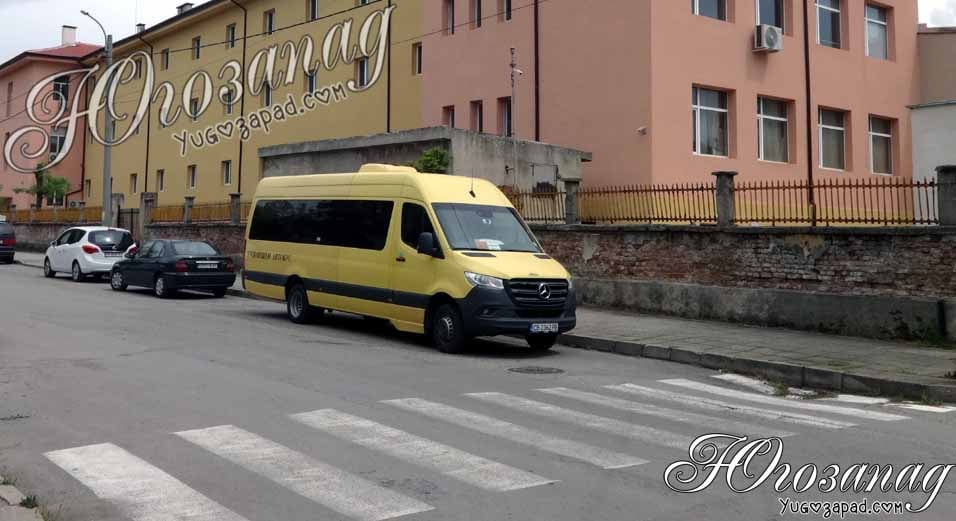На вниманието на МОН и МВР Дупница: училищен автобус паркиран в нарушение