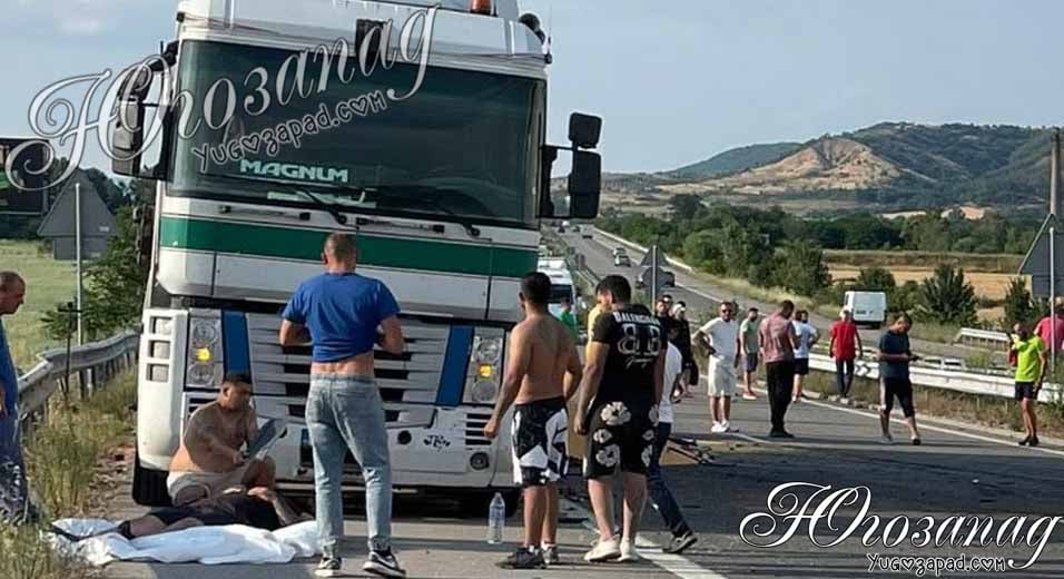 Зверска катастрофа блокира АМ „Струма“ край тунел „Кочериново“