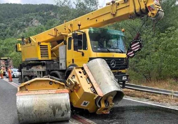 Валяк падна от камион на Е-79 и предизвика катастрофа