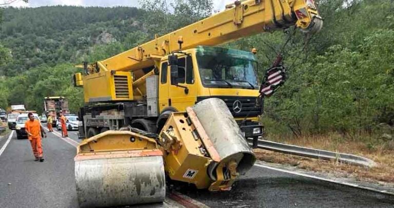 Валяк падна от камион на Е-79 и предизвика катастрофа