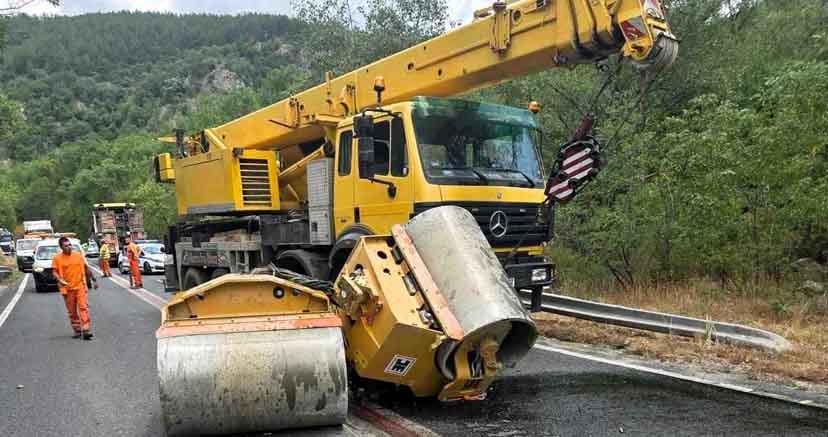 Валяк падна от камион на Е-79 и предизвика катастрофа