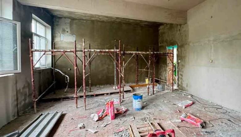 Основно ремонтират класната стая за първокласниците в Катунци
