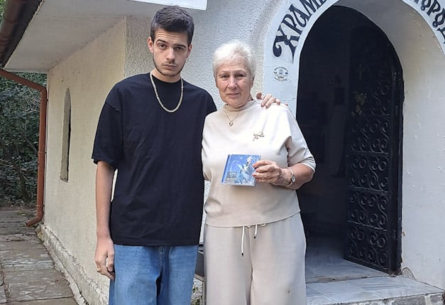 Гама се срещна с Мая Нешкова и ѝ подари своя албум, в който я споменава
