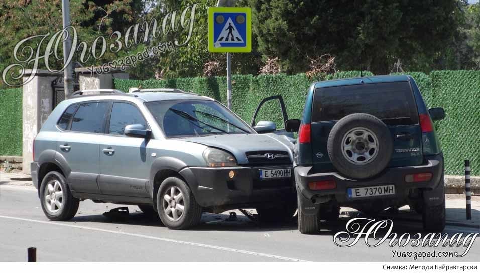 Катастрофа на ул. „Александър Стамболийски“ затруднява движението в Благоевград, двама са пострадали