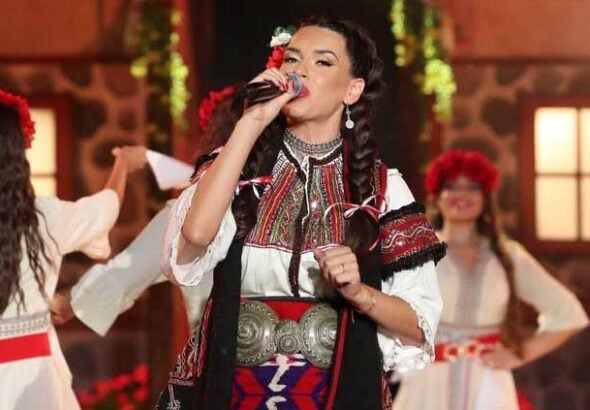 Пороен дъжд прекъсна конкурсната вечер на „Пирин Фолк“, но не спря музиката и танца