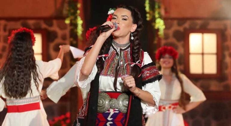 Пороен дъжд прекъсна конкурсната вечер на „Пирин Фолк“, но не спря музиката и танца