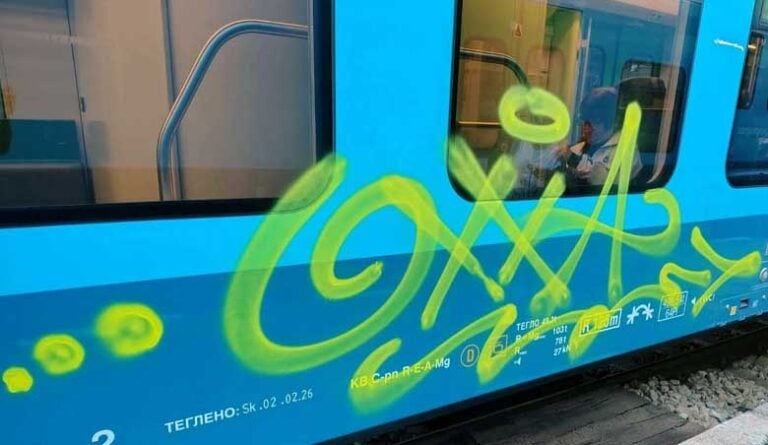 Още в първите дни от експлоатацията: надраскаха новата мотриса „Шкода“ в Благоевград