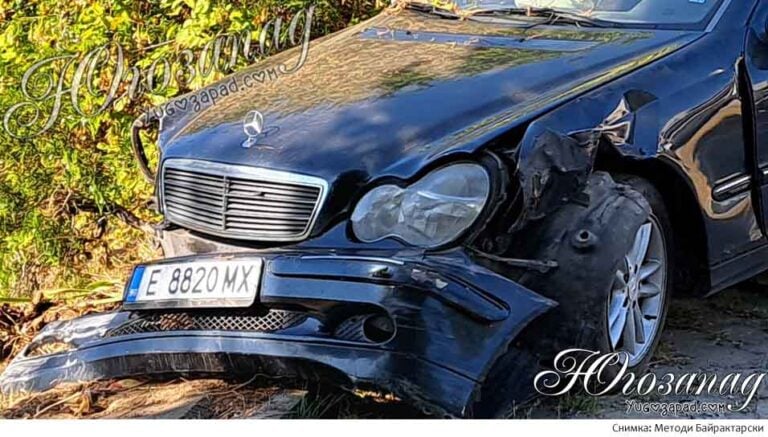 Зрелищна катастрофа в Благоевград: автомобил повали стълб с улична лампа, преминавайки през тротоара, и спря на крачка от жп релсите