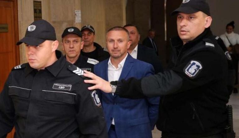 Радослав Ревански и Димитър Гавазов излизат от ареста, съдът ги остави под домашен арест