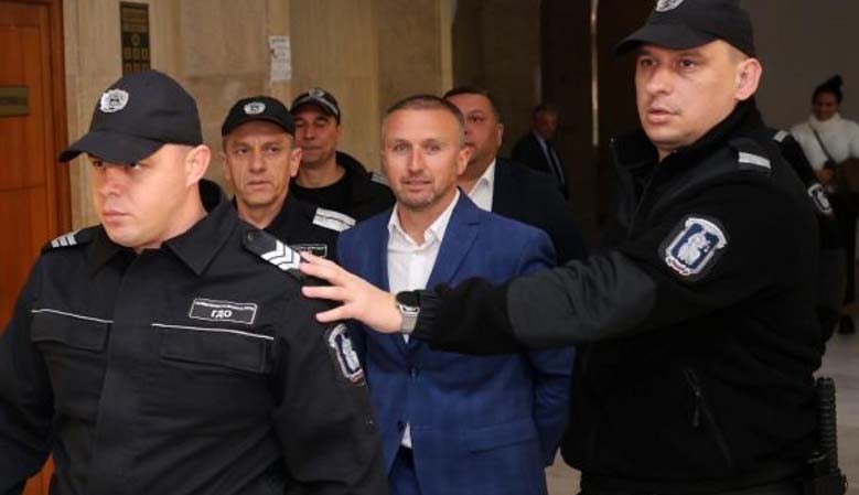 Радослав Ревански и Димитър Гавазов излизат от ареста, съдът ги остави под домашен арест